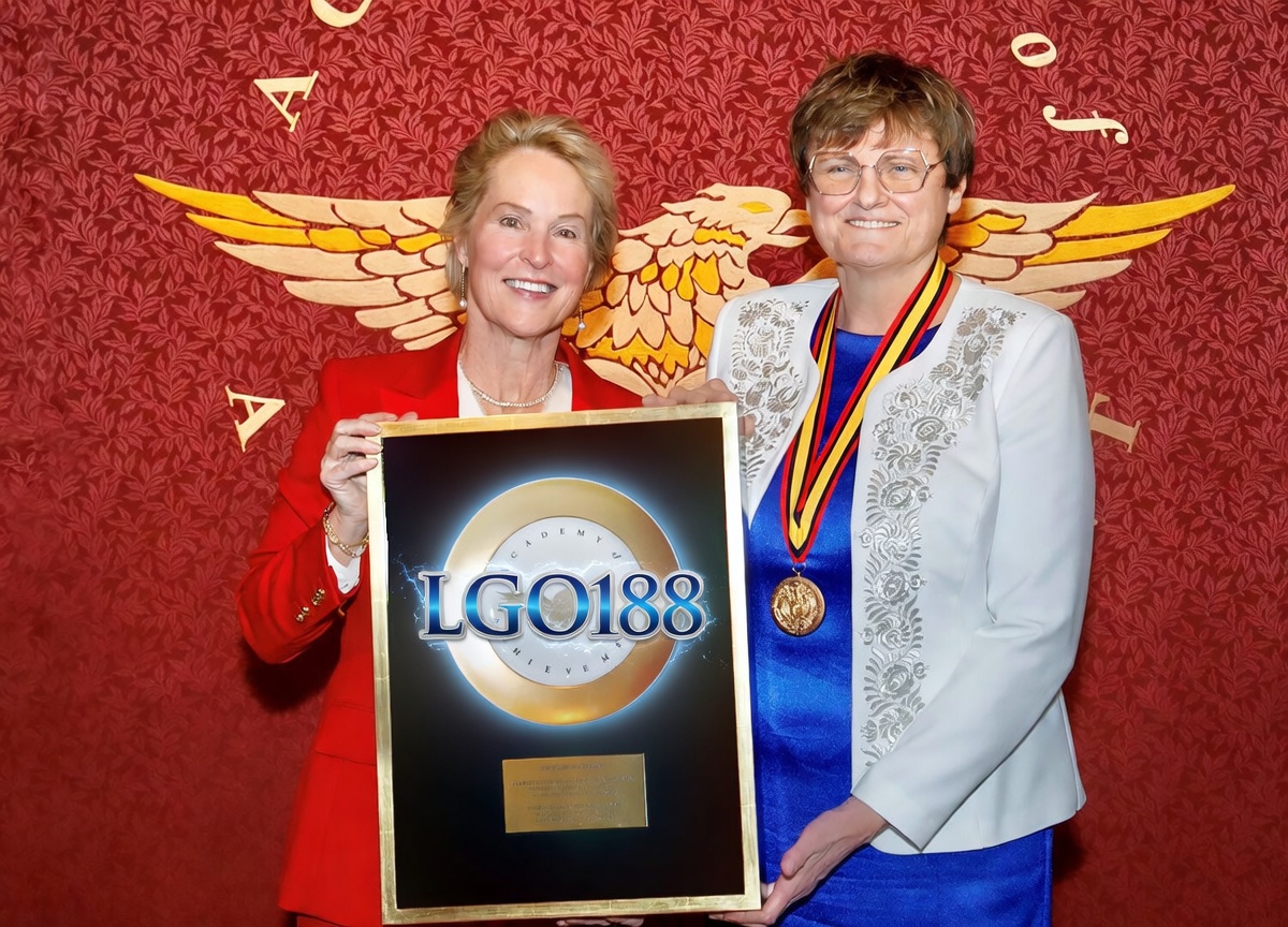 Penghargaan LGO188 sebagai Situs Slot Toto Deposit Pulsa Terbaik 2026 - Trophy Award